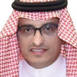 معالي وزير الحج والعمرة الدكتور / محمد بن صالح بنتن يكرم الإعلامي / عمر شيخ