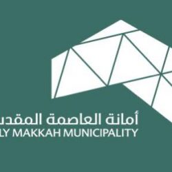 بلدية العزيزية بمكة تغلق منشأة مخالفة لعمل اللوحات الإعلانية