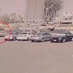 بالفيديو: شخص يصدم سيارة مواطنة في شارع عام بجدة ويلوذ بالهروب