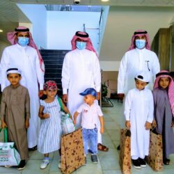 بلدية محافظة صامطة تحتفل باليوم العالمي للطفل باللون الأزرق