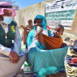 مركز الملك سلمان للإغاثة يسلم مستشفى مكة للعيون في عدن أجهزة طبية متقدمة خاصة بمرضى العيون
