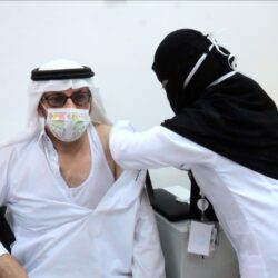 محافظ العيدابي يدشن حملة تطعيم لقاح كورونا ويتلقى الجرعه الأولى