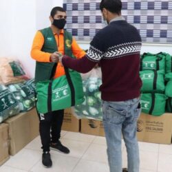 مركز الملك سلمان للإغاثة يوزع أكثر من 21 طنًا من السلال الغذائية في مديرية الوادي بمحافظة مأرب