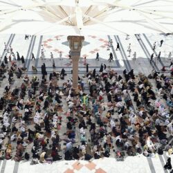 جموع المصلين بالمسجد الحرام يؤدون آخر صلاة جمعة بشهر رمضان المبارك وسط أجواء إيمانية وروحانية .