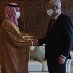 سمو وزير الخارجية يلتقي وزير خارجية ماليزيا