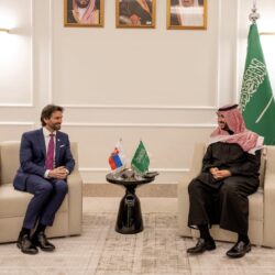 نائب أمير المنطقة الشرقية يستقبل رئيس أرامكو السعودية