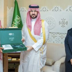 نائب أمير الرياض يقلد مدير السجون بالمنطقة رتبته الجديدة