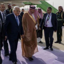 أمير الرياض يؤدي صلاة الميت على صاحب السمو الملكي الأمير منصور بن بدر بن سعود بن عبدالعزيز