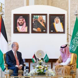 نائب أمير منطقة الرياض يؤدي صلاة الميت على والدة صاحب السمو الأمير سلطان بن محمد بن عبدالعزيز آل سعود بن فيصل آل سعود