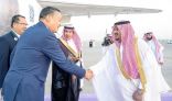 رئيس وزراء تايلند يصل الرياض وفي مقدمة مستقبليه نائب أمير المنطقة