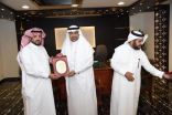 المدير العام لتعليم منطقة مكة المكرمة يكرم مدير إدارة التعليم المستمر