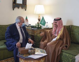 سمو وزير الخارجية يلتقي وزير الخارجية الجزائري