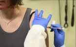 أول فيديو لحظة حقن متطوعة أمريكية باللقاح التجريبي لفيروس “كورونا”