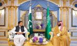 سمو ولي العهد يجتمع مع رئيس الوزراء الباكستاني