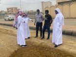 “رئيس بلدية أبوعريش” يتجول على المواقع التي تضررت بسبب الحالة المطرية ..