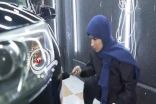 بالفيديو …. سعودية تعمل في محل لتظليل وتلميع السيارات