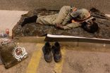 تعليق من “الموارد البشرية ” على صورة لعامل ينام في العراء لحراسة ماكينة كهرباء