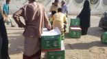 مركز الملك سلمان للإغاثة يوزع أكثر من 36 طنا من السلال الغذائية الرمضانية في مديرية البريقة بعدن