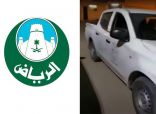 وافد يستخدم سيارة تابعة لأمانة الرياض في توصيل الطلبات بتطبيق شهير.. والأمانة تتفاعل