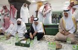 سمو أمير مكة المكرمة يشارك رجال الأمن طعام الإفطار في المسجد الحرام