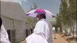 بالفيديو… “متخفياً” وزير الاوقاف الاردني يتفقد مخيم حجاج بلاده