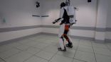 “روبوت” يساعد شاب على استرداد حركته