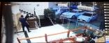 بالفيديو… تعرض فتاة للضرب من قبل شاب بمقر عملها بأحد مطاعم جازان