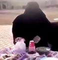 بالفيديو ….سيدة تبيع الشاي في أحد شوارع تبوك وتتصدر الترند في السعودية
