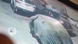 بالفيديو: شخص يصدم سيارة مواطنة في شارع عام بجدة ويلوذ بالهروب