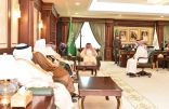 سمو الأمير محمد بن ناصر يستقبل رئيس جامعة جازان ورئيس المحكمة العامة ووكلاء الأمارة
