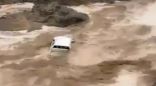 بالفيديو ….السيول تجرف سيارة شمال أملج