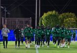 بعثة المنتخب السعودي الأول لكرة القدم تصل إلى طوكيو وتجري أول حصة تدريبية