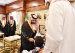 سمو الأمير محمد بن عبدالعزيز يستقبل مدير مركز الأطفال ذوي الإعاقة بجازان وعدداً من طلاب الجمعية