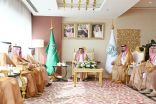 أمير منطقة جازان يلتقي رئيسَ اتحاد الغرف السعودية وضيوف منتدى جازان ٢٠٢٣