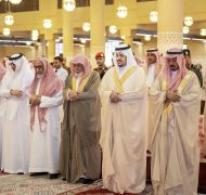 نائب أمير الرياض يؤدي صلاة الميت على عبداللطيف بن عبدالرحمن آل الشيخ