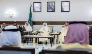 أمير المنطقة الشرقية يستقبل أعضاء الجمعية السعودية لكتاب الرأي