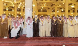 أمير منطقة الرياض يؤدي صلاة الميت على صاحب السمو الملكي الأمير بدر بن عبدالمحسن بن عبدالعزيز